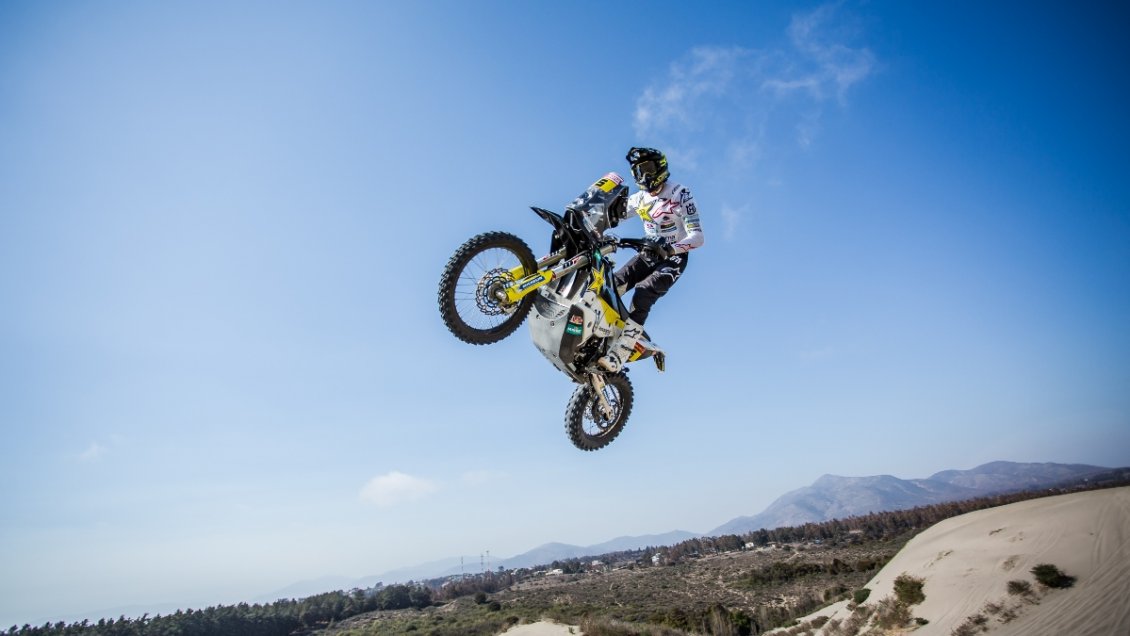 Pablo Quintanilla impulsó cruzada solidaria y entregará la histórica moto de su podio en el Dakar