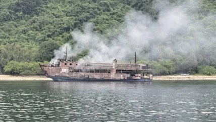   Rescatistas hallan restos humanos en primera inspección del ferri incendiado en Filipinas 