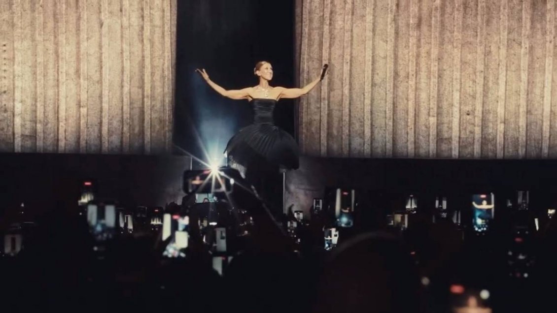 Céline Dion tuvo un triunfal y emocionante regreso a los escenarios en París