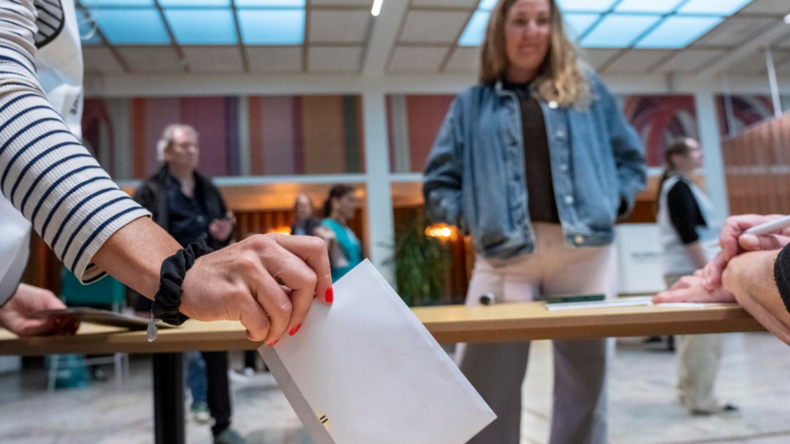 Elecciones en Suecia: Centroizquierda saca ventaja mínima y la ultraderecha retrocede
