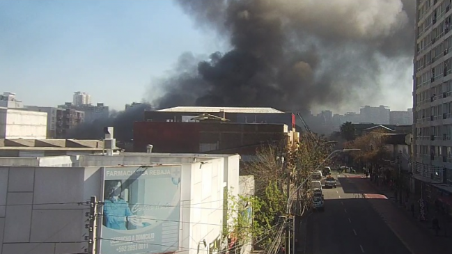 Incendio afecta a empresa de seguridad y genera cortes de tránsito en San Diego