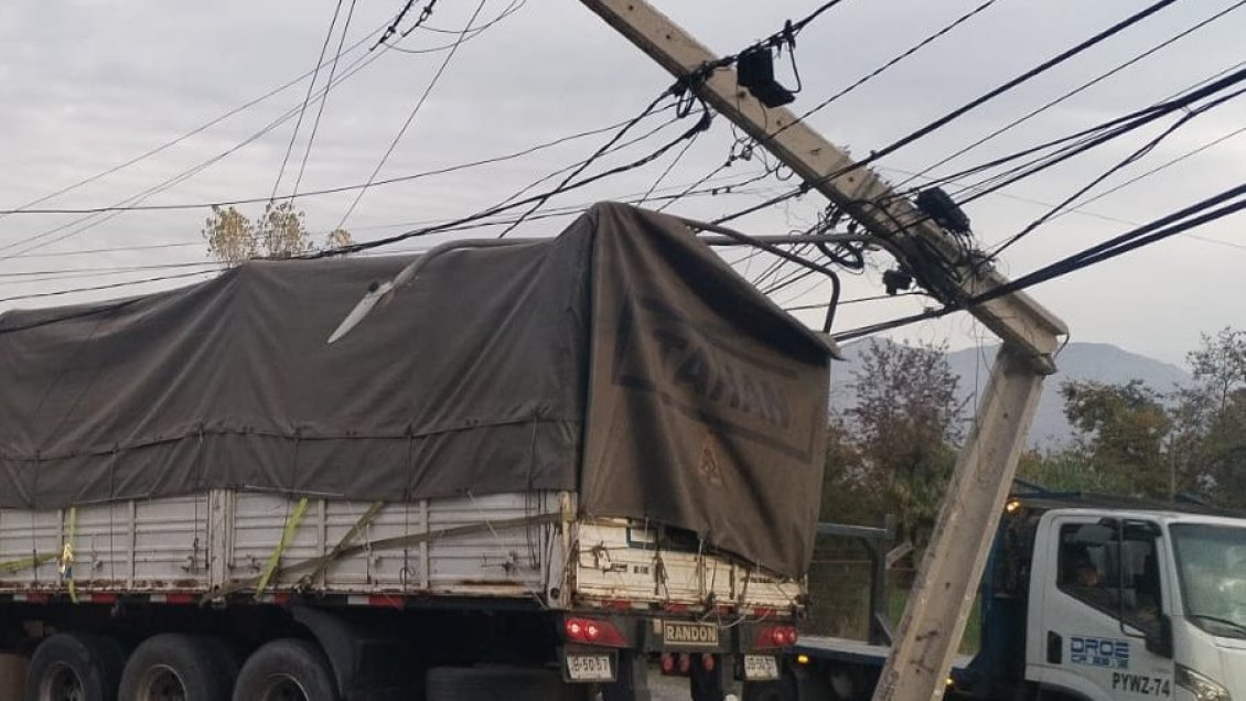 Imprudencia al volante: más de 2.300 choques a postes provocan cortes de suministro a casi 2 millones de clientes de CGE