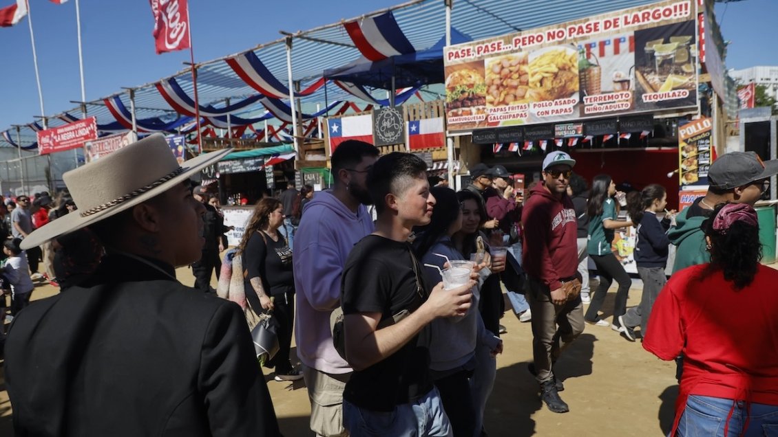Fiestas Patrias: Chilenos gastarán 98 mil en promedio y 55% tendrá menos dinero que en 2025