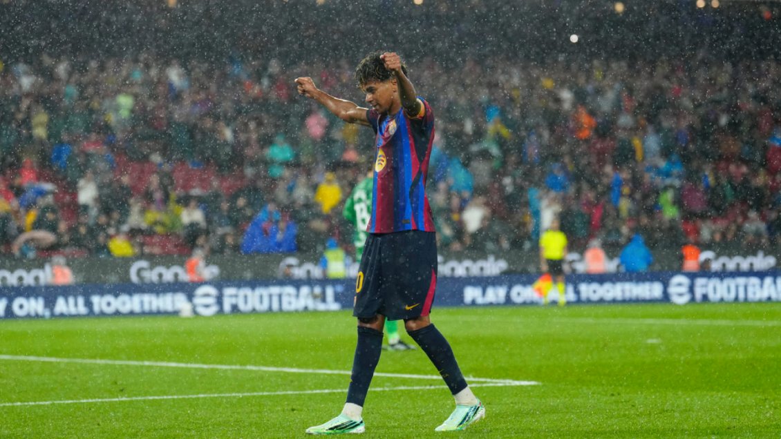Barcelona aplastó a Racing de Santander y estiró su campaña perfecta en La Liga