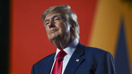  Trump lanza encuesta para cambiar nombre de la IA mientras veta a medios en la Casa Blanca  