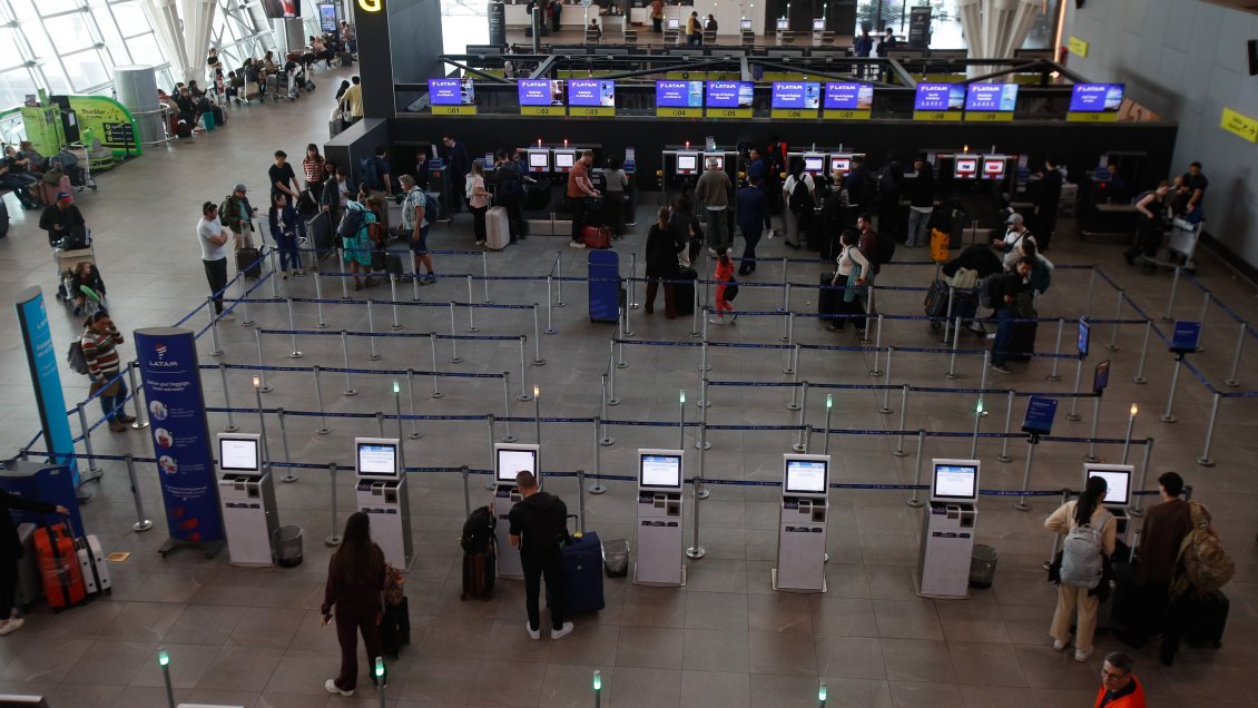 Detuvieron en el aeropuerto mujer acusada de estafar a 1.500 personas