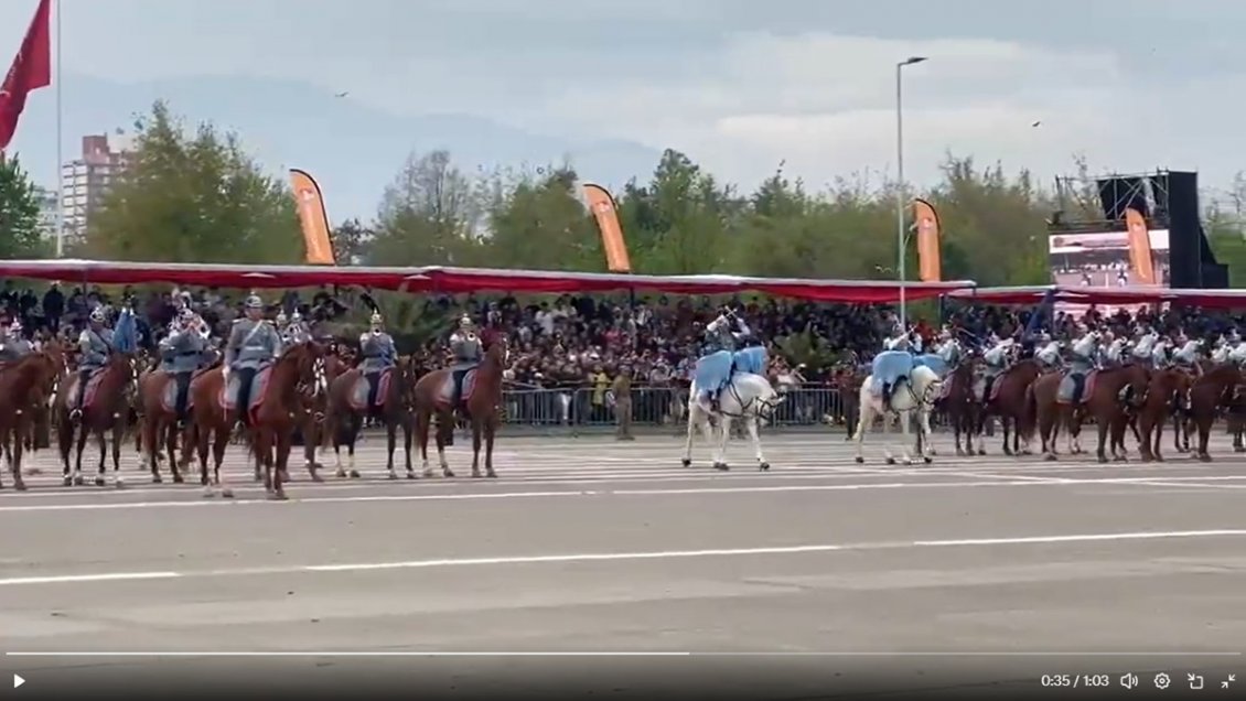El espectacular paso por la Parada Militar de los timbaleros a caballo