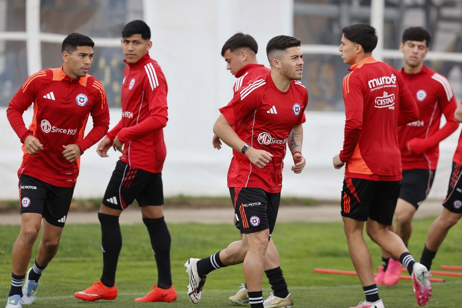La selección chilena ya inició su gira por Nortemárica: jugará con Canadá, Mexico y Estados Unidos 3 title=