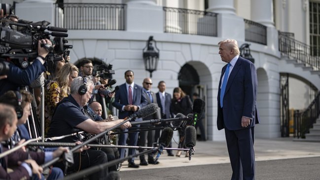Grandes cadenas de TV suspendieron cobertura de Trump solidarizando con medios vetados