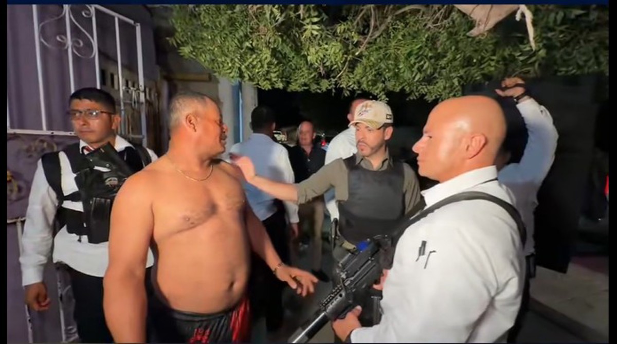 Presidente de Colombia patrulló las calles tras una ola de violencia