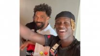 Vozinha regaló una camiseta de Colo Colo en Cabo Verde