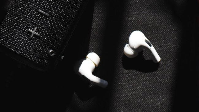 Singapur convierte en delito comer, molestar y poner música fuerte en la micro
