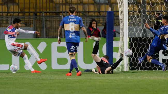 [VIDEO] Lucero aprovechó un rebote y anotó para la U ante Everton en la Copa Chile