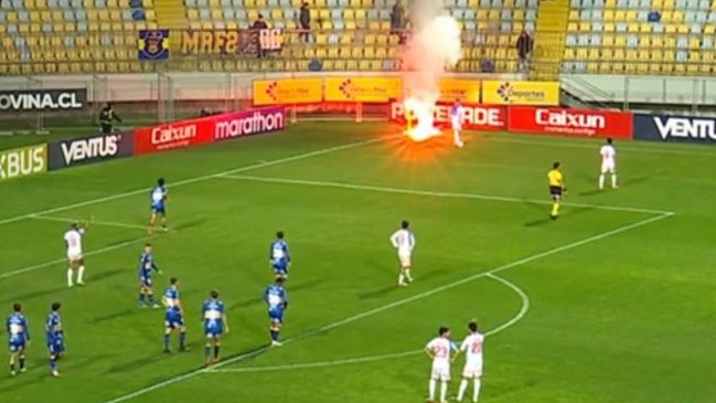 Duelo de Everton y la U fue interrumpido por incidentes: Lanzaron bengalas en Sausalito