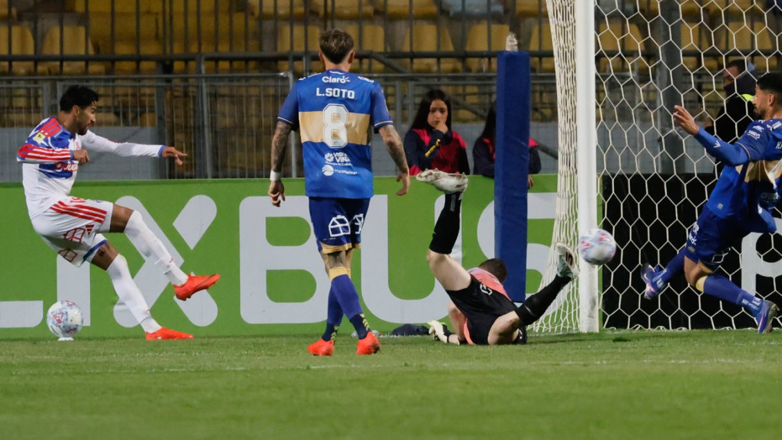 [VIDEO] Lucero aprovechó un rebote y anotó para la U ante Everton en la Copa Chile
