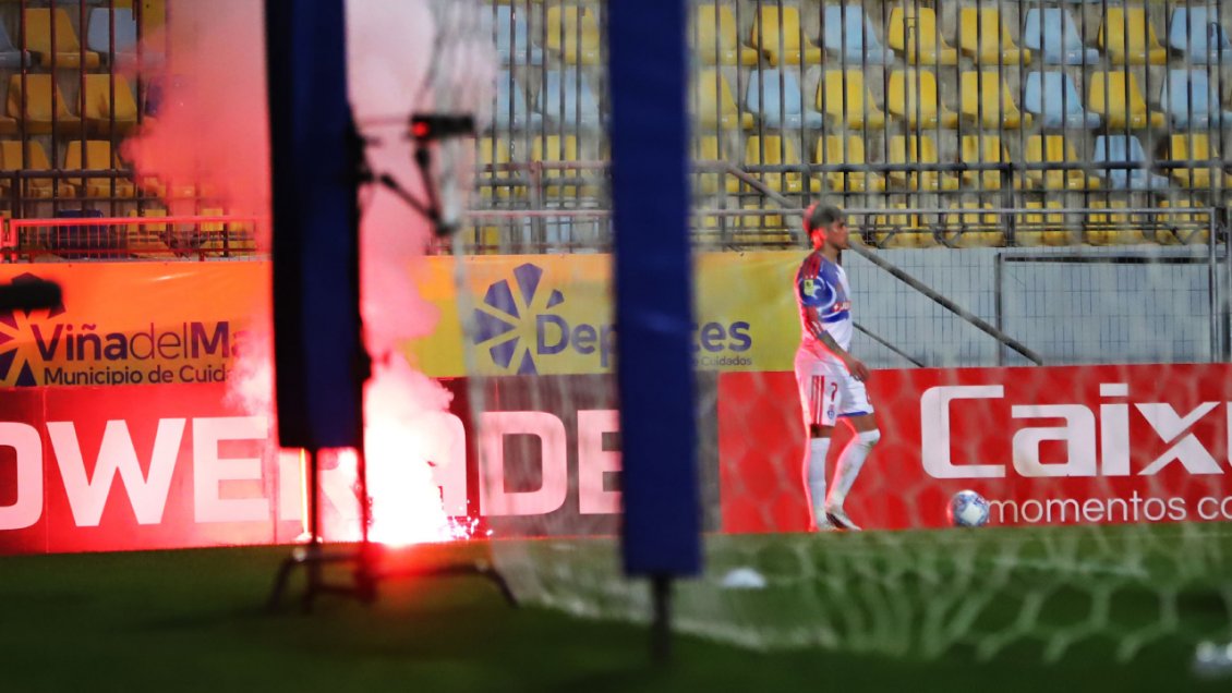 Duelo de Everton y la U fue interrumpido por incidentes: Lanzaron bengalas en Sausalito