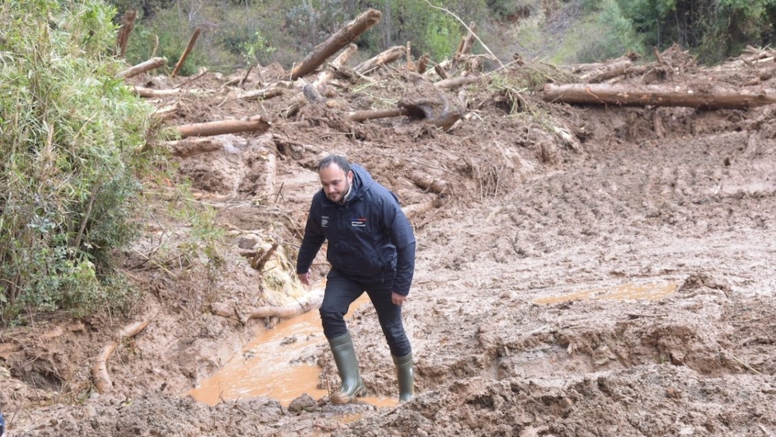 Fuertes lluvias provocan anegamientos y remociones en masa en La Araucanía y Los Ríos