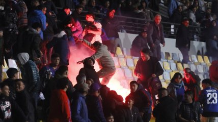 Los vandálicos incidentes que causaron la suspensión del duelo entre Everton y la U en Sausalito