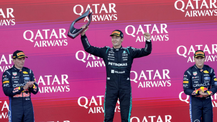   El festejo de Russell tras su ajustada victoria sobre los Red Bull en Bakú 