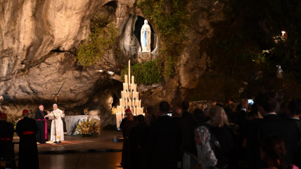 En la gruta de Lourdes, el papa oró por una Francia libre de violencia y por gobernantes sabios