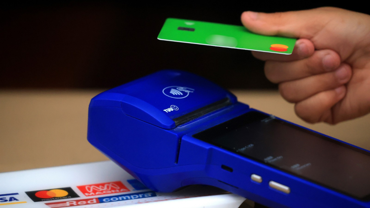 Falsificadores de tarjetas bancarias fueron descubiertos por darse un lujo innecesario