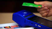 Falsificadores de tarjetas bancarias fueron descubiertos por darse un lujo innecesario