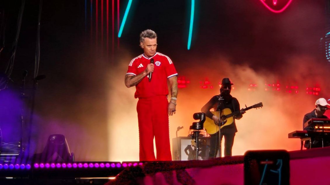 Robbie Williams se puso la camiseta por el entretenimiento en su regreso a Chile