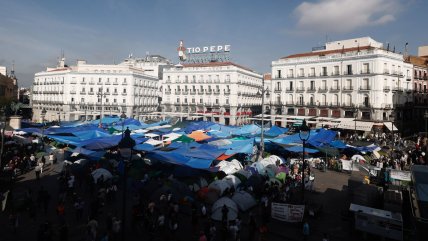 Expectación por el decreto y alegría por Maricarmen en la tercera noche de acampada en Madrid