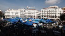 Expectación por el decreto y alegría por Maricarmen en la tercera noche de acampada en Madrid