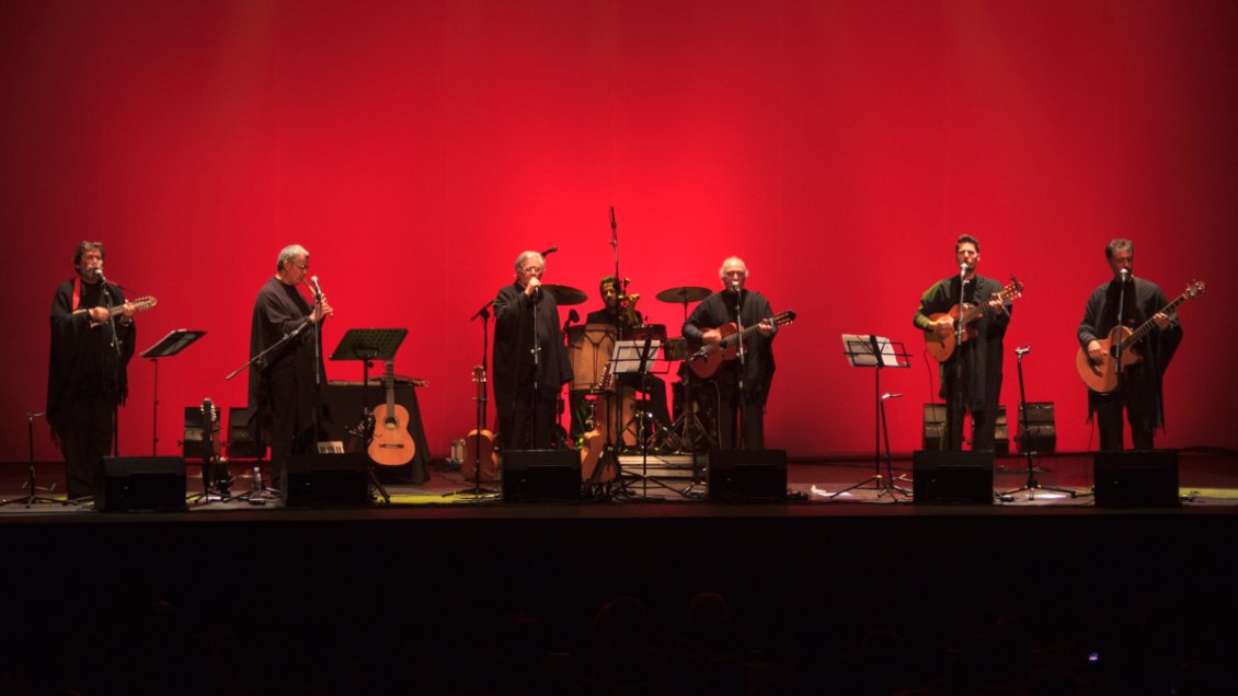 Quilapayún llega al Teatro Municipal de Santiago con la Cantata Santa María