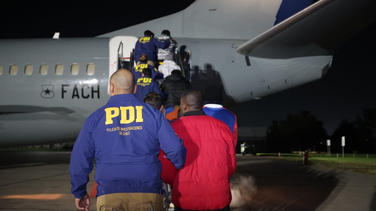 Ejecutivo concretó noveno vuelo de expulsión con 40 personas de Colombia y Perú