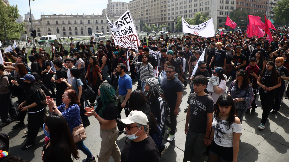 Gobierno condenó "cobardes ataques físicos" a estudiantes UC en marcha Confech