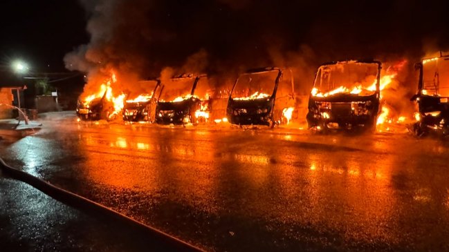Al menos 13 buses resultaron quemados en garita de Villa Alemana