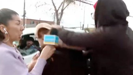 Periodista de CHV y entrevistado sufrieron violenta agresión en vivo