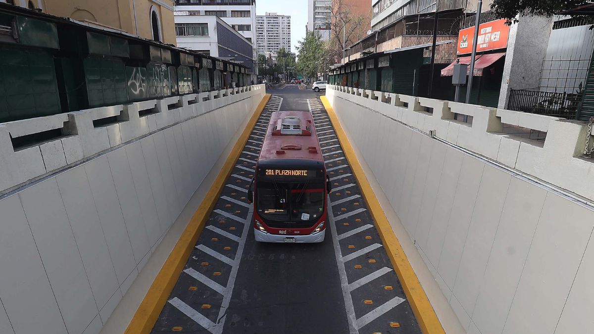 Eje Bandera en Santiago reabrió al transporte público tras 13 años