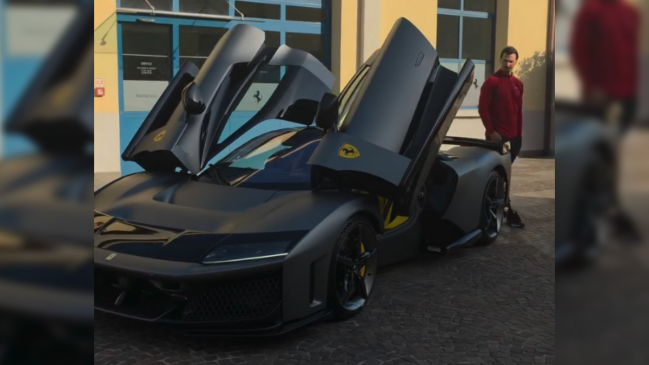   [VIDEO] Algo poco: Ibrahimovic se autorregaló un exclusivo Ferrari por su cumpleaños 
