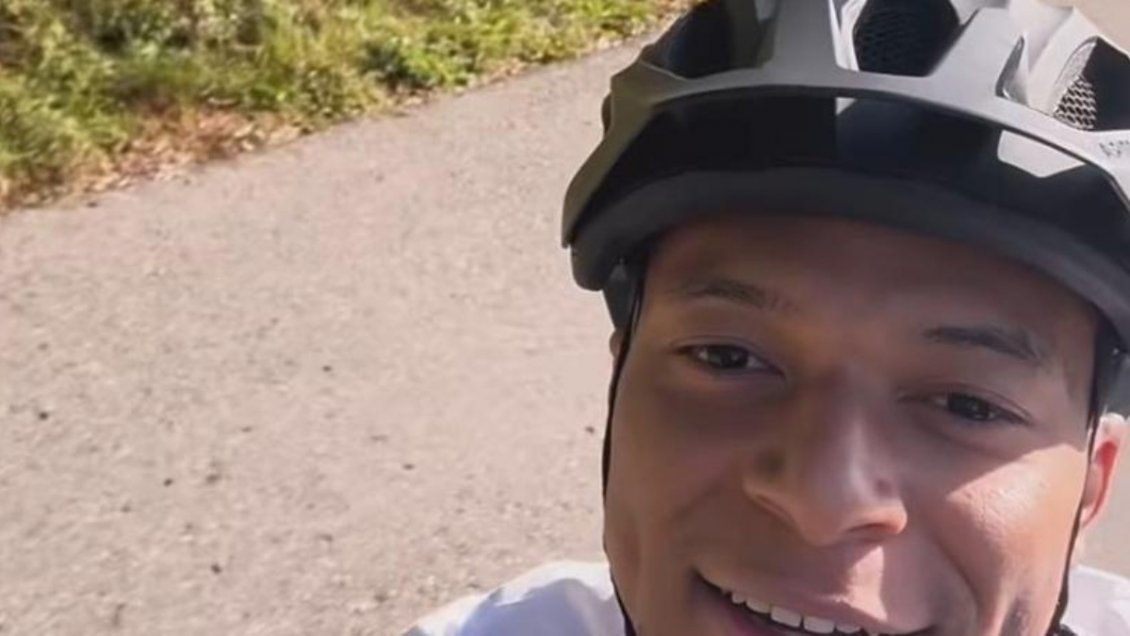 Mbappé desafío a Mourinho y publicó un vídeo montando en bicicleta mientras se recupera