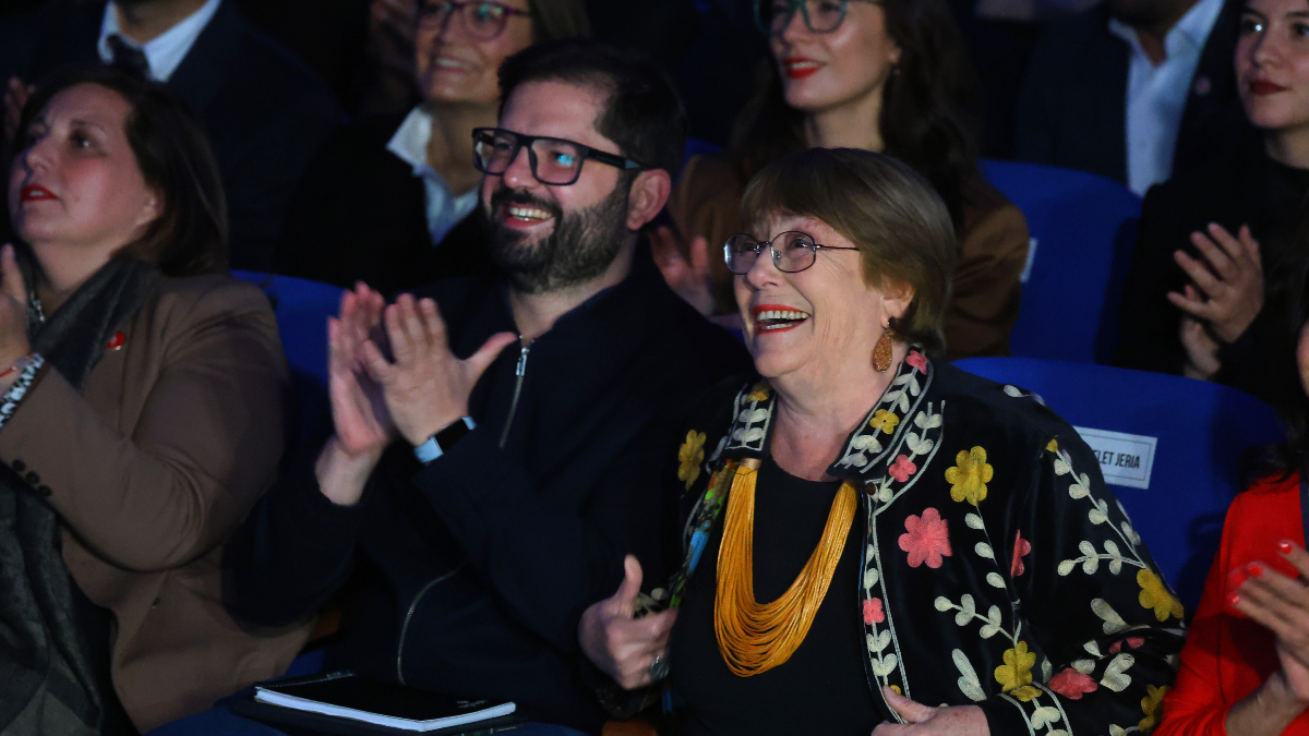 Oposición debate su futuro tras reapariciones de Bachelet y Boric