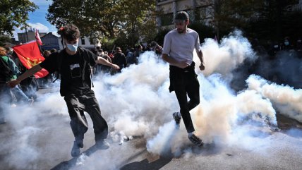 Secundarios franceses intensifican protestas tras mutilación de compañero
