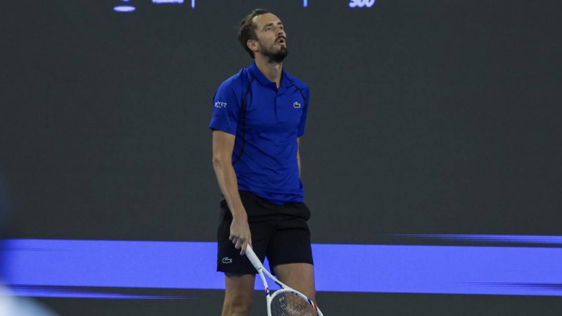 [VIDEO] Medvedev dio pelotazo a un espectador en duelo con Djokovic y fue eliminado de Beijing