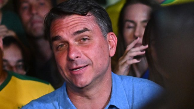 Flávio Bolsonaro pretende que su padre le ponga banda presidencial si gana segunda vuelta