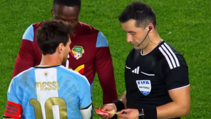   [VIDEO] Fernando Véjar le regaló sus tarjetas a Lionel Messi 