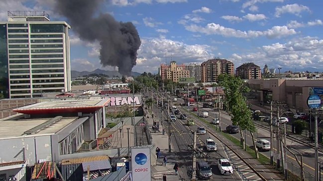Bomberos combate incendio estructural del Teatro Municipal de Maipú