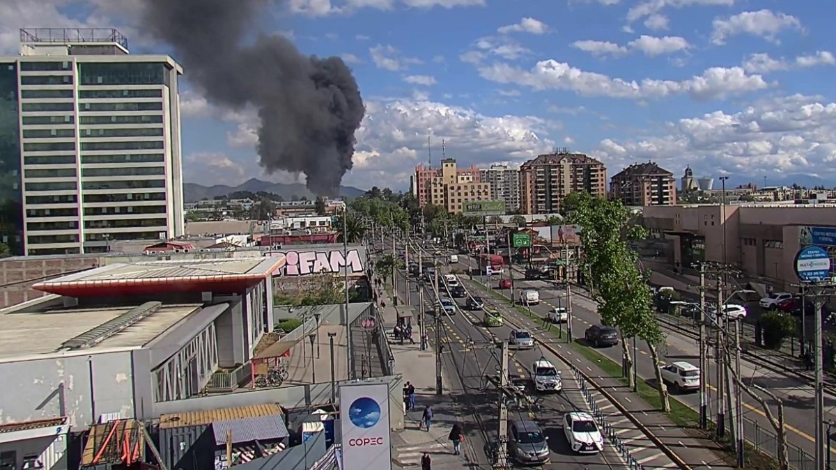 Bomberos combate incendio estructural del Teatro Municipal de Maipú