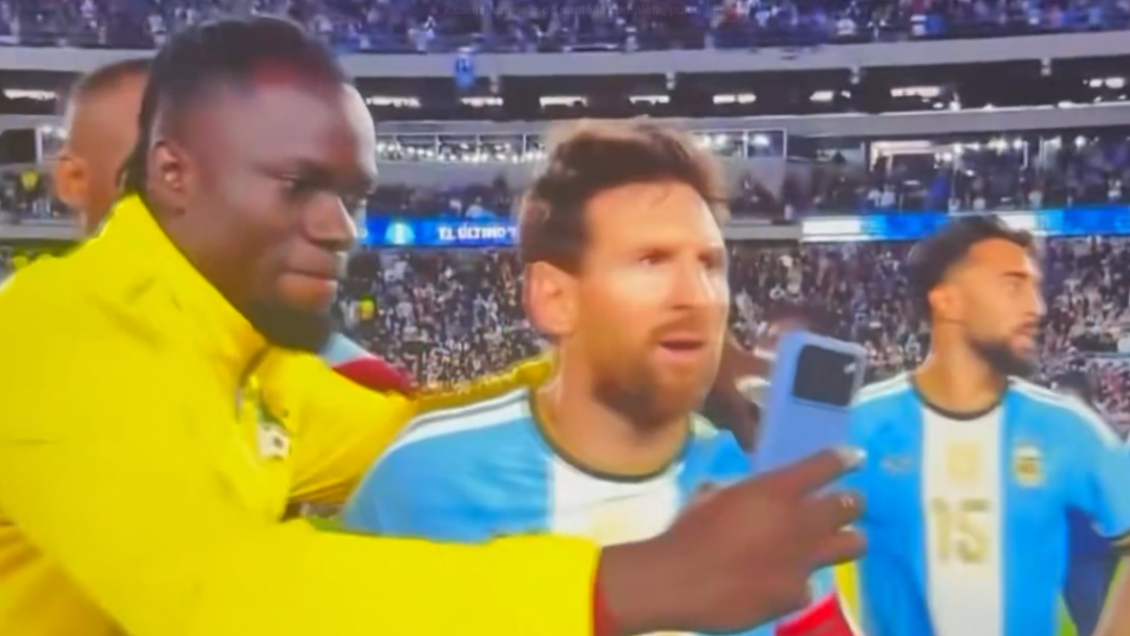 [VIDEO] Messi se molestó ante insistencia de un jugador de Benín que quería una selfie