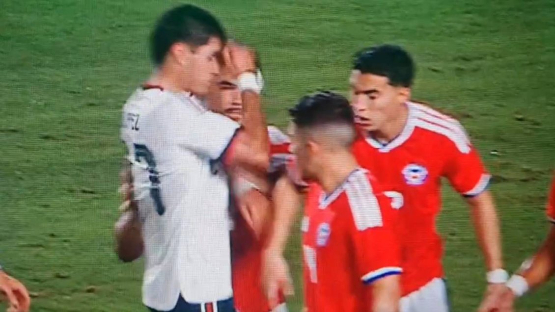 [VIDEO] Gabriel Suazo recibió un duro puñetazo en el rostro que solo terminó en amarilla