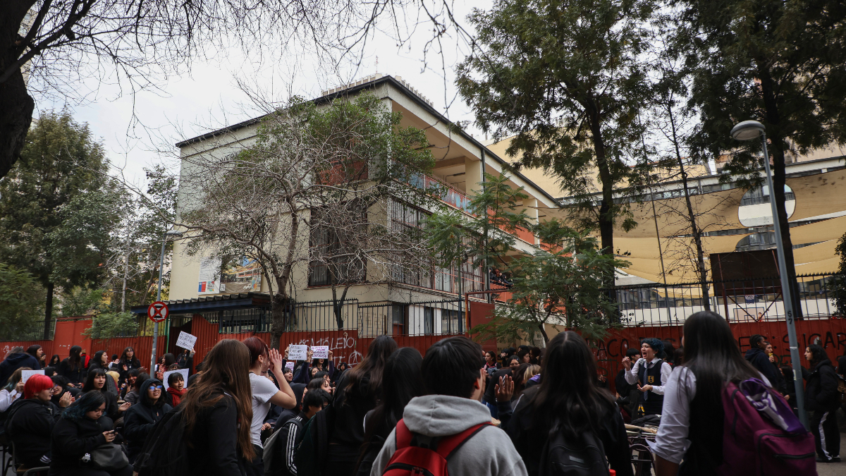 Encapuchados atacaron a funcionarias del Liceo 1: Hay siete detenidos