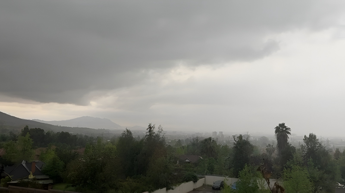 Se cumplieron los pronósticos: Fuerte tormenta eléctrica llegó a la capital