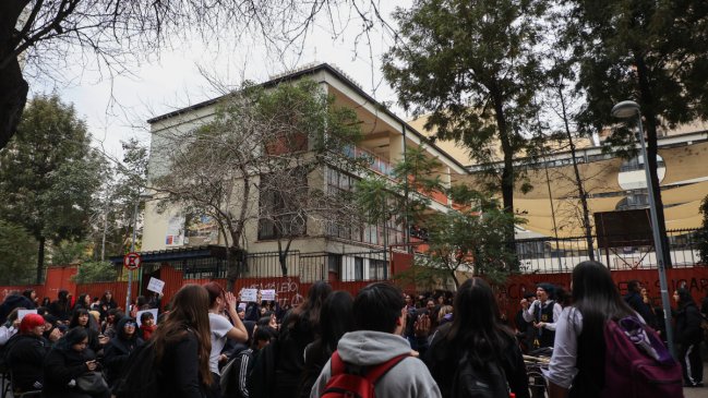 Encapuchados atacaron a funcionarias del Liceo 1: Hay siete detenidos