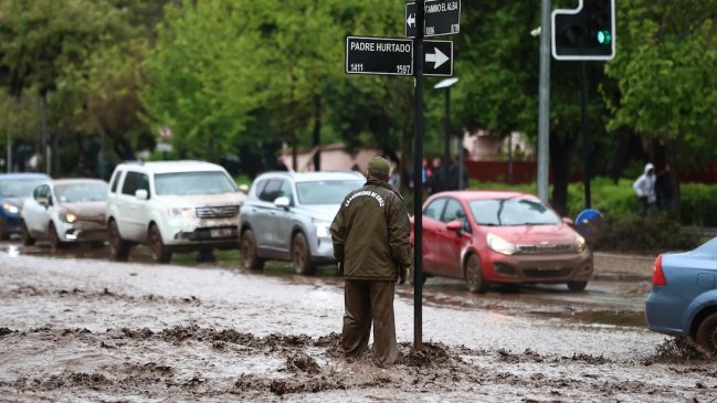 Alerta roja en comunas precordilleranas de Santiago por peligro de aluviones y derrumbes